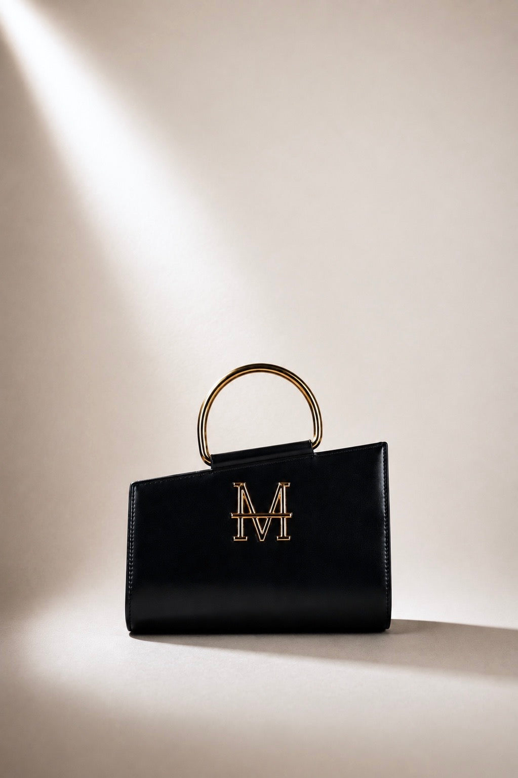 LEUCOTHEA pochette MOR/PHE color nero con dettagli in oro e logo rotabile